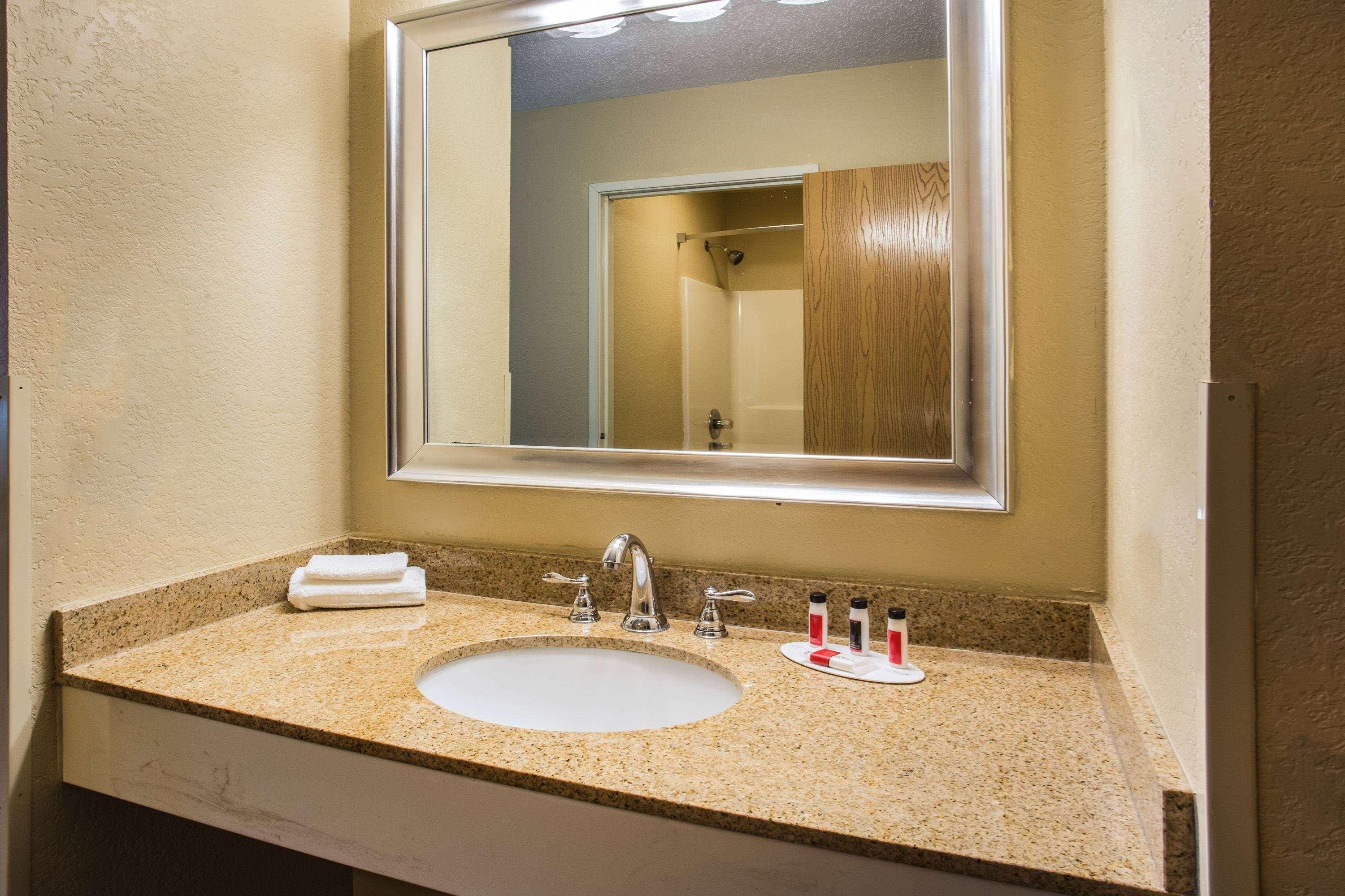 Hotel Super 8 By Wyndham Remington Esterno foto