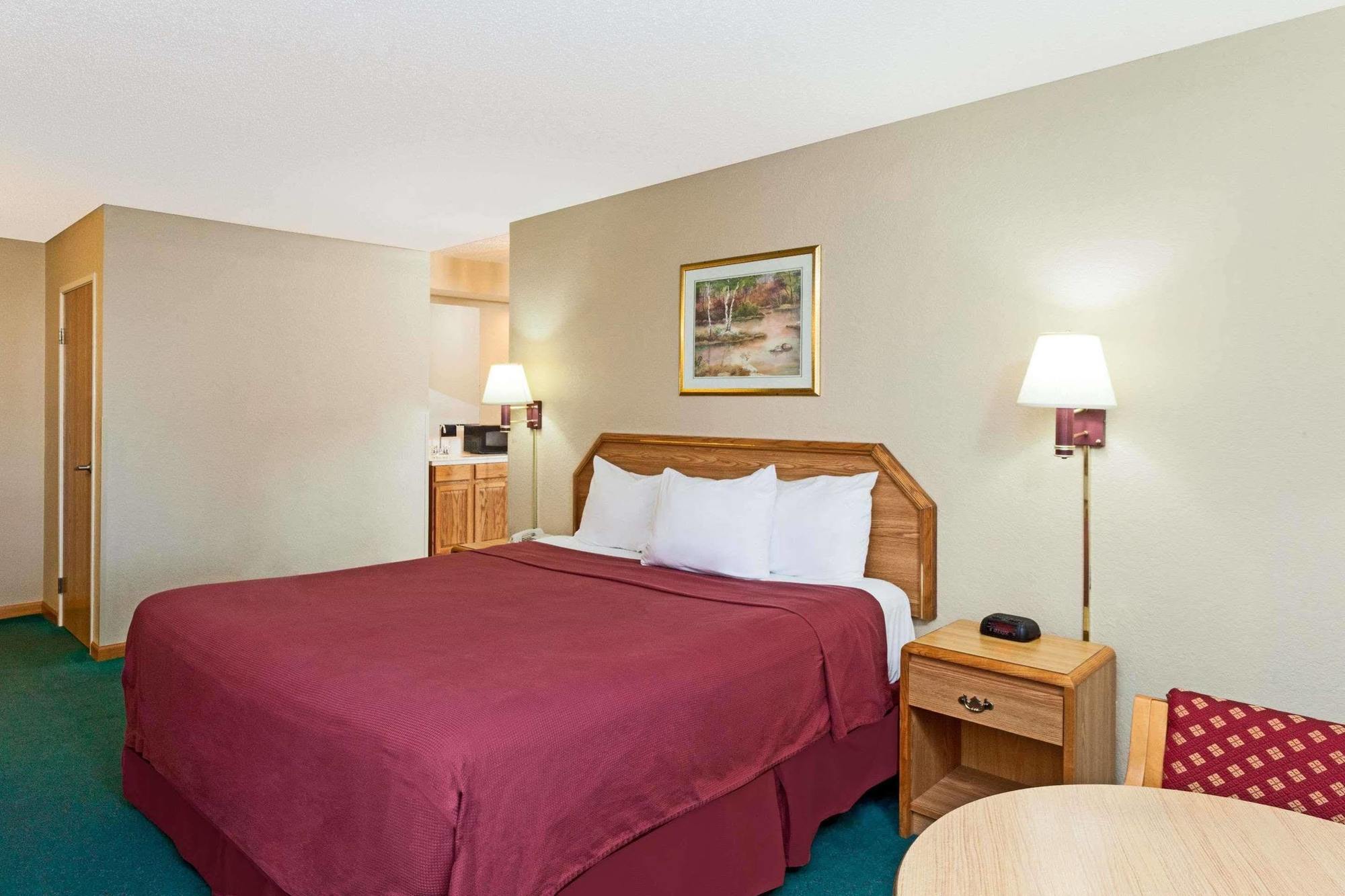 Hotel Super 8 By Wyndham Remington Esterno foto