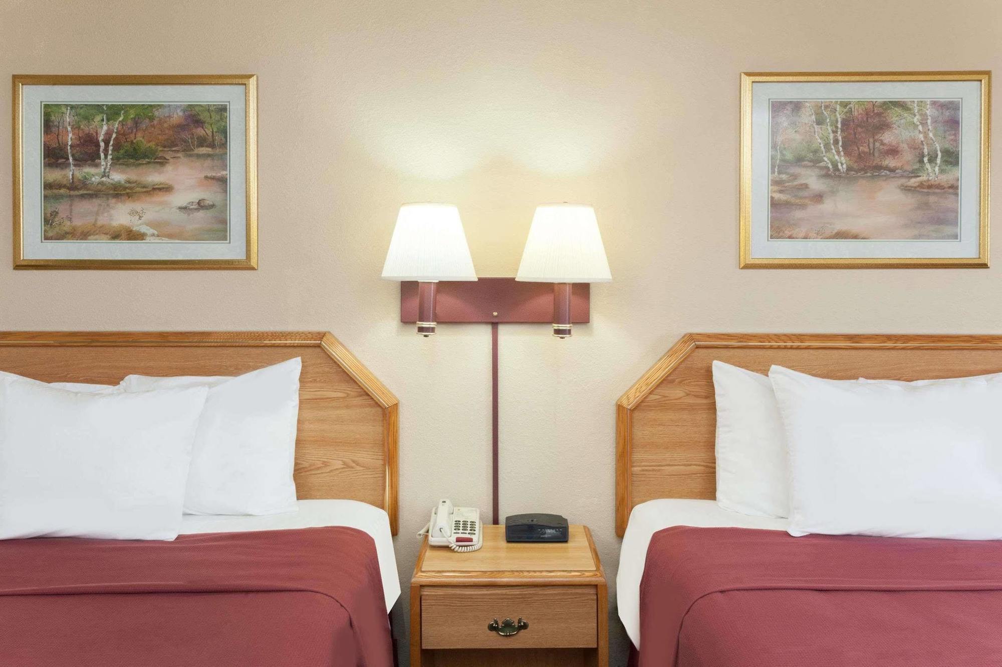 Hotel Super 8 By Wyndham Remington Esterno foto