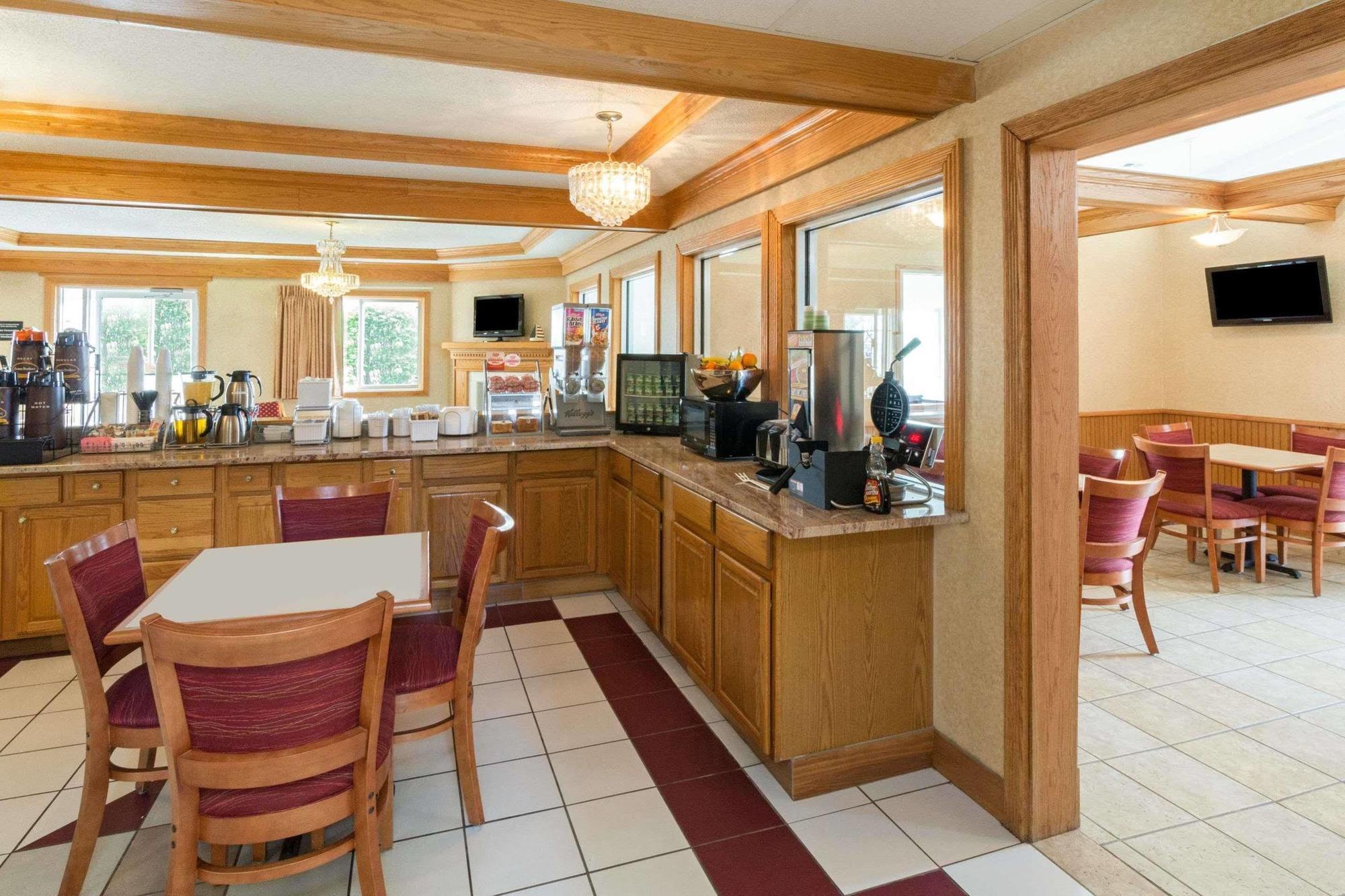 Hotel Super 8 By Wyndham Remington Esterno foto